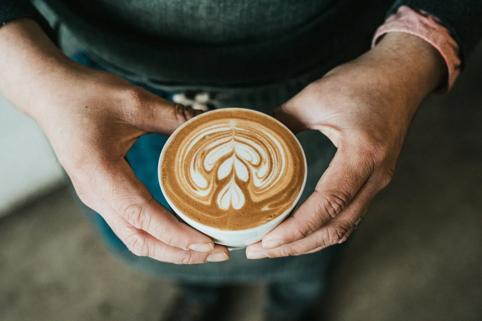 ハンドドリップでコーヒーを抽出する様子