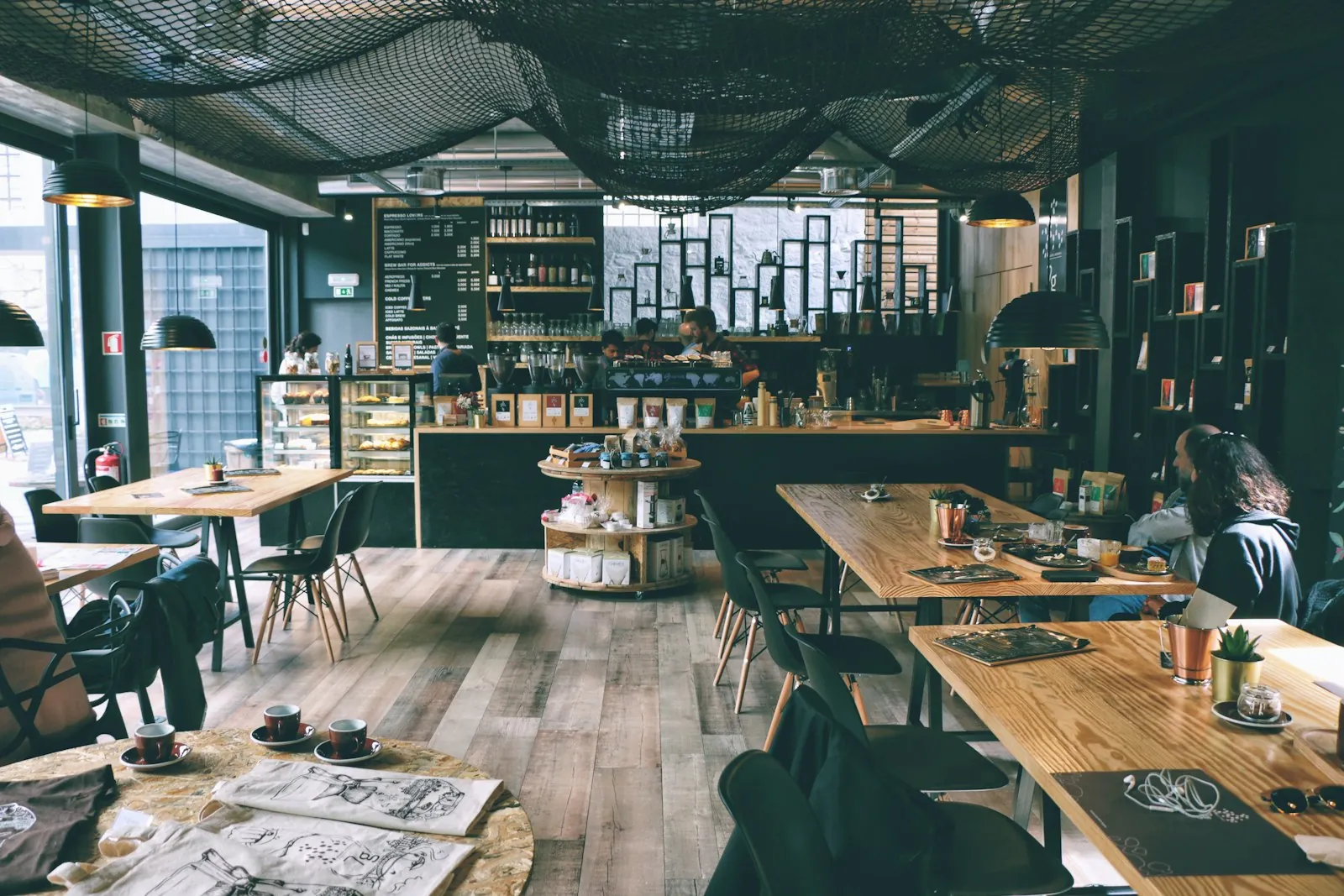 木の温もりを感じる店内